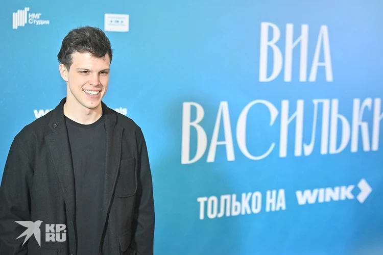 Светская премьера сериала «ВИА Васильки»: Игорь и Гриша Верники позировали на дорожке вместе, а Сергей Жуков не приехал по состоянию здоровья