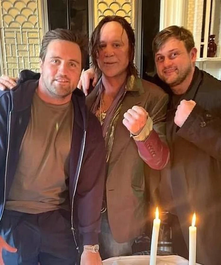 «Изуродовал свое лицо»: Новое фото Микки Рурка повергло в шок