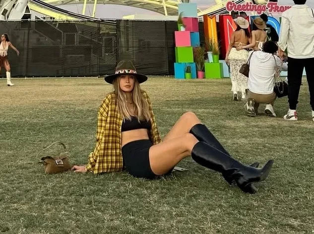 Вера Брежнева с дочерью Соней на фестивале Coachella