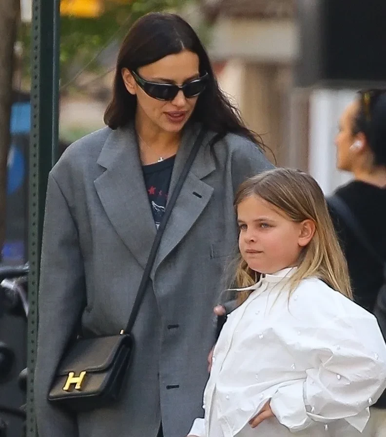 Ирину Шейк засняли с дочерью Леей в Нью-Йорке