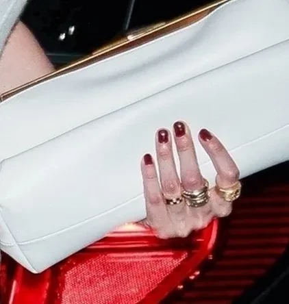 Джиджи Хадид спровоцировала слухи о помолвке с Брэдли Купером