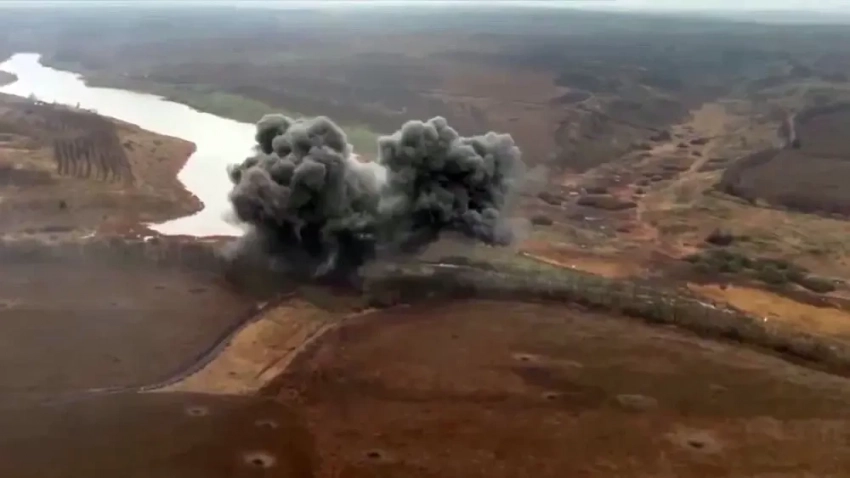 Показаны кадры удара ВКС РФ по используемой ВСУ дамбе в районе приграничной Поповки Белгородской области