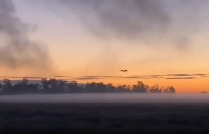 После сброса – быстрый набор высоты и резкий уход из опасной зоны: опубликованы кадры работы истребителя-бомбардировщика Су-34 на предельно малой высоте