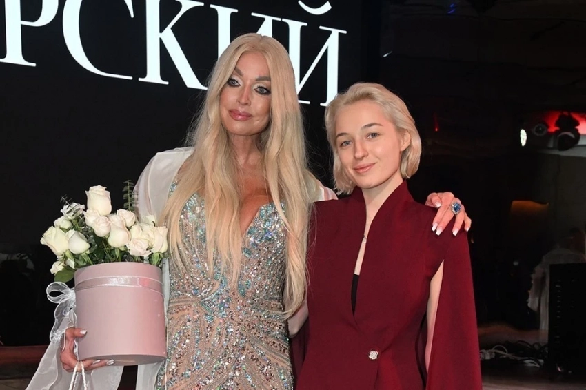 Затмит невесту: Волочкова сшила для свадьбы дочери королевское платье