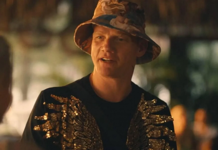 "Когда напьётесь, чувствуется, что у вас в сердце такая боль". Юрий Колокольников рассказал, как снимали русских в сериале "Белый лотос"