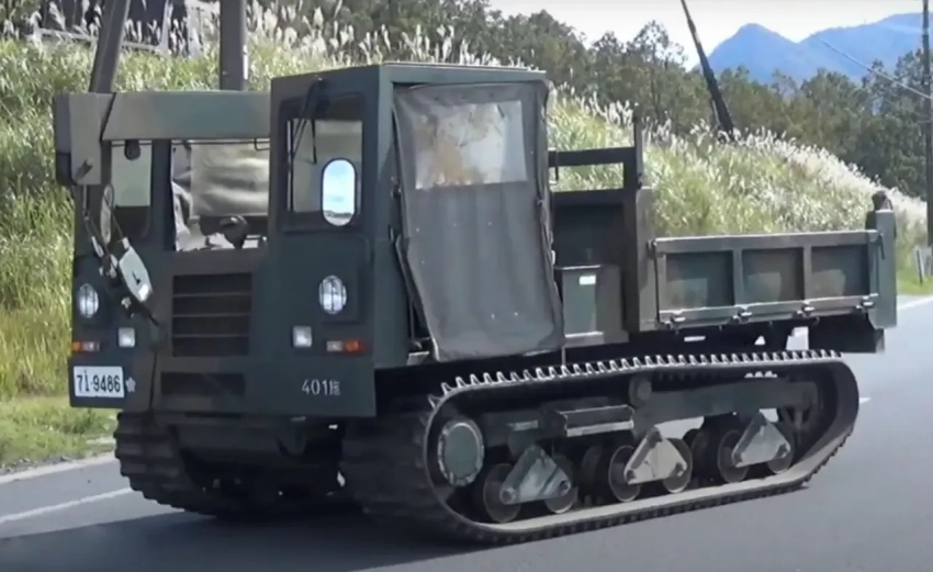 Япония снова на стороне врага: у одного из подразделений ВСУ впервые замечен японский гусеничный транспортер Morooka PC-065B