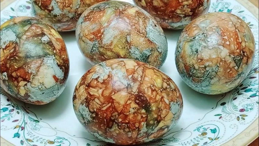 Два способа сделать зеленые «мраморные» яйца на Пасху