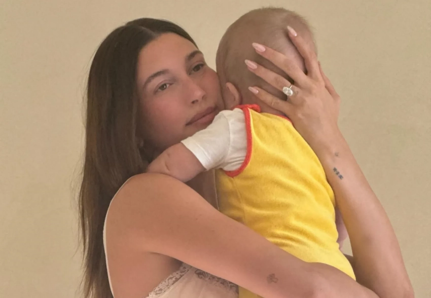 Хейли Бибер показала новое фото с сыном по случаю Пасхи