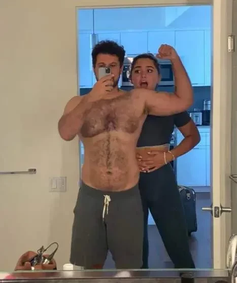 "Мне попались видеоролики, где он с разными женщинами спал, зачем-то это снимал". Мариям Тилляева рассказала об изменах и абьюзе в браке с Амираном Сардаровым