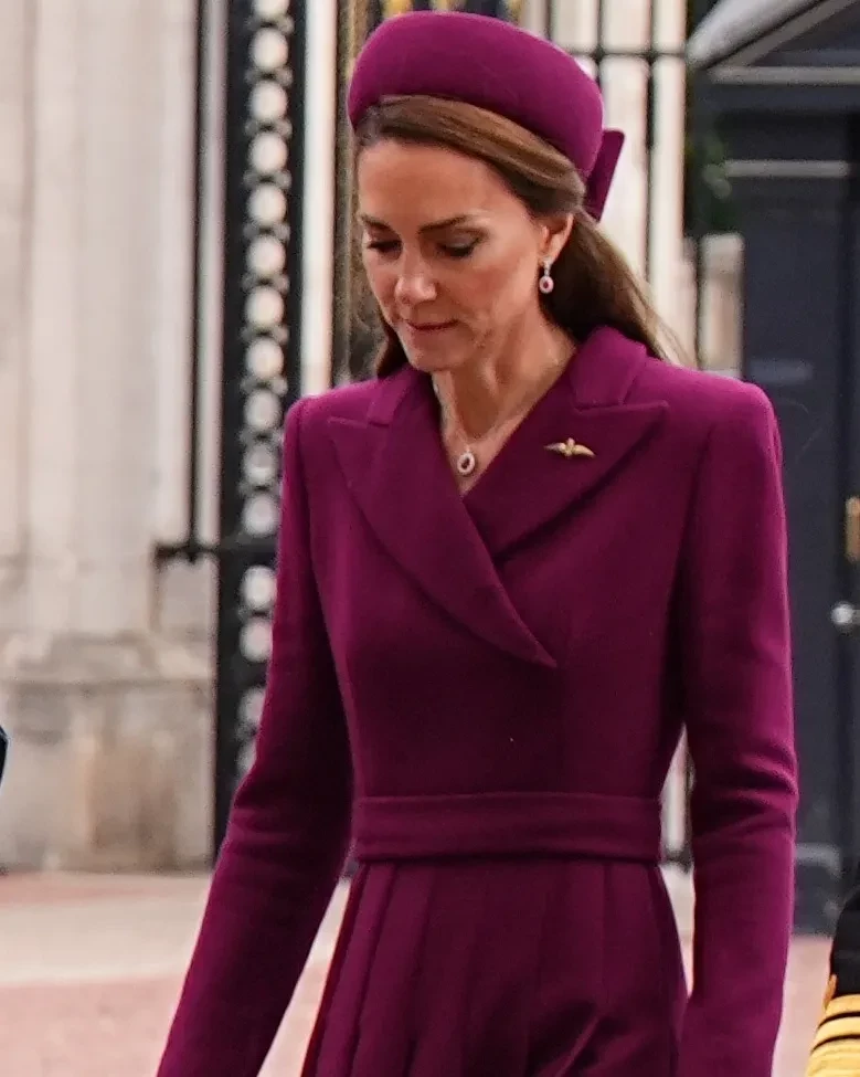 Кейт Миддлтон и принц Уильям с детьми посетили парад в честь 80-летия Победы