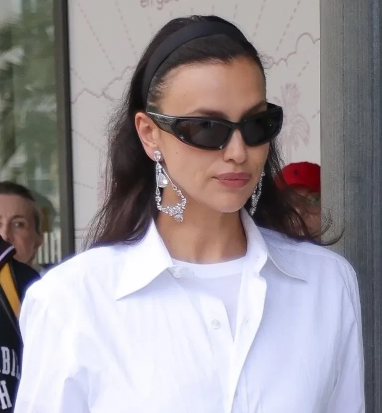 Ирина Шейк появилась в Каннах в "скромном" образе на фоне запрета "голых" платьев на кинофестивале