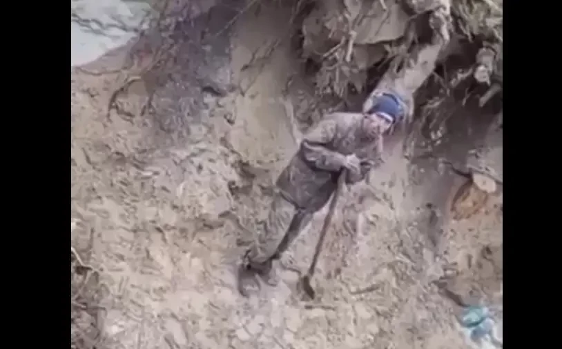 В украинском сегменте сети обсуждаются кадры, на которых боевики ВСУ избивают мобилизованного инвалида