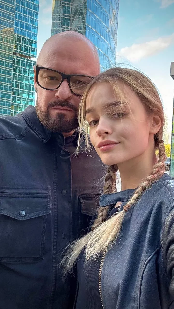 Познакомились на съёмках и не расставались. 18-летняя жена режиссёра Марка Горобца рассказала о начале их романа