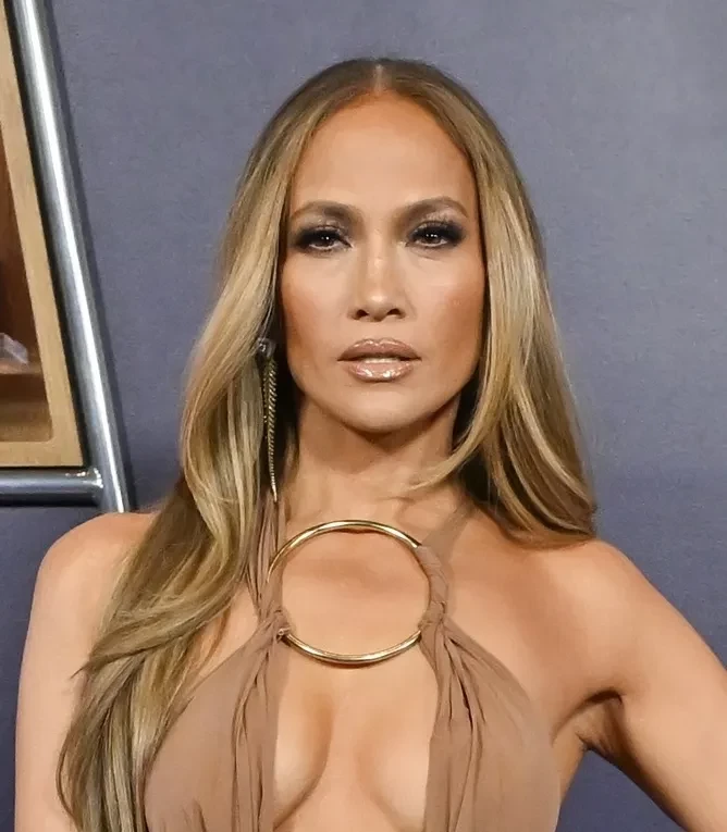 Дженнифер Лопес сменила восемь нарядов на премии AMA