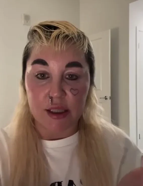 Звезда нулевых Аманда Байнс сделала новую татуировку