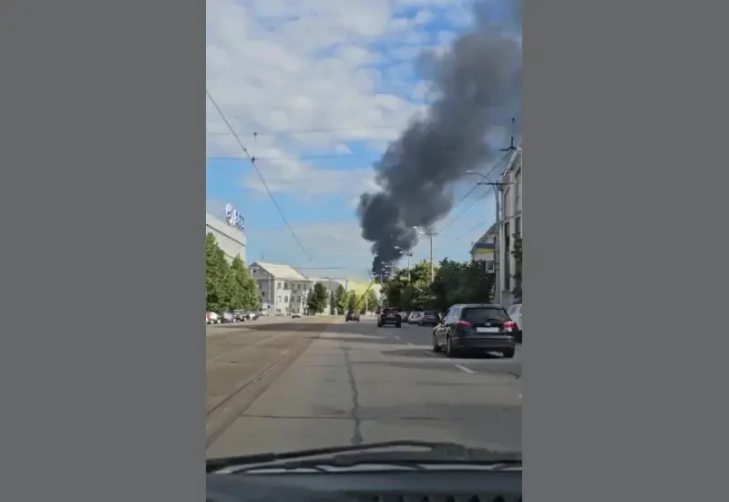 Пожар вспыхнул в цеховом комплексе Запорожского автозавода (ЗАЗ), где противник развернул военное производство