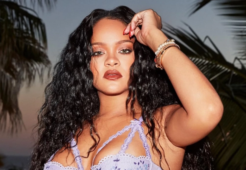 Рианна намекнула, что беременна двойней