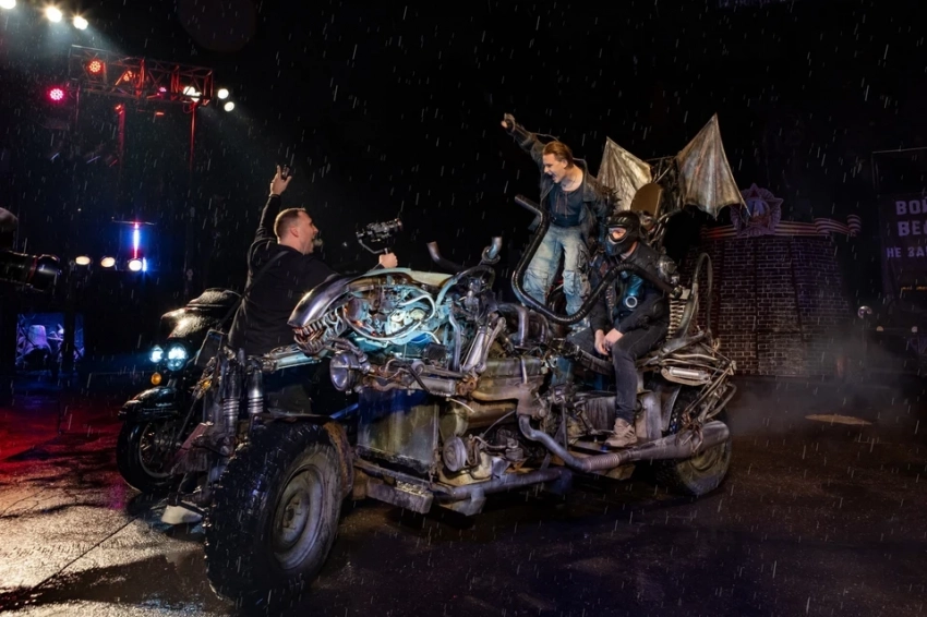 Огненное шоу, байкеры и торт с цепями: финалист проекта «Выживалити» Никита Турчин устроил грандиозную вечеринку по случаю своего 25-летия