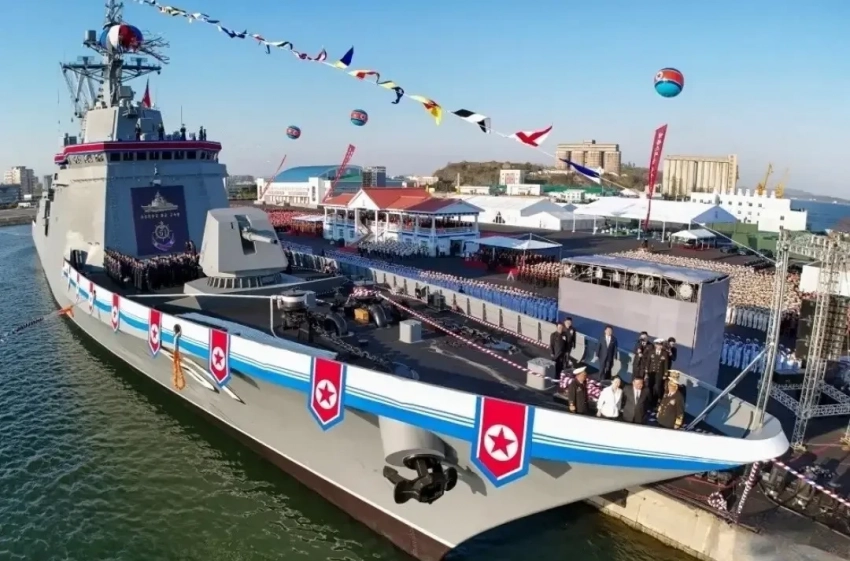 «Ким Чен Ын огорчён»: в КНДР во время спуска на воду произошла авария с эсминцем