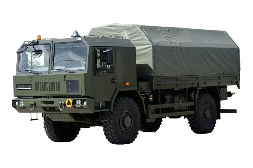 На оборонной выставке в Чехии представили надувной макет польского военного грузовика Jelcz 442.32