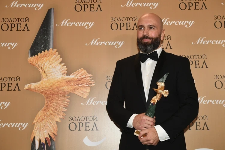 Тайная жизнь нового возлюбленного Юлии Пересильд: Что известно о карьере и доходах Михаила Милашина