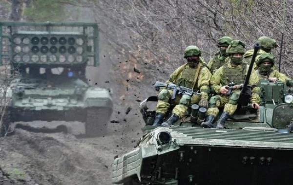 Юрий Подоляка в свежей сводке от 15.06.2025 сообщил о том, что ВС РФ находятся в 15 км от Сум и наступают