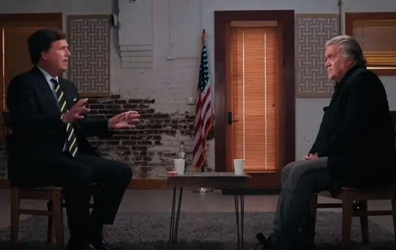 «Объясните этому чокнутому»: Трамп раскритиковал Такера Карлсона за совет не втягивать США в войну на Ближнем Востоке