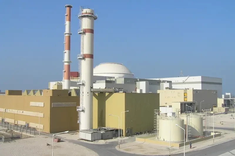 «Присутствие российских специалистов не помеха»: Израиль заявил о нанесении ударов по Бушеру, где находится АЭС