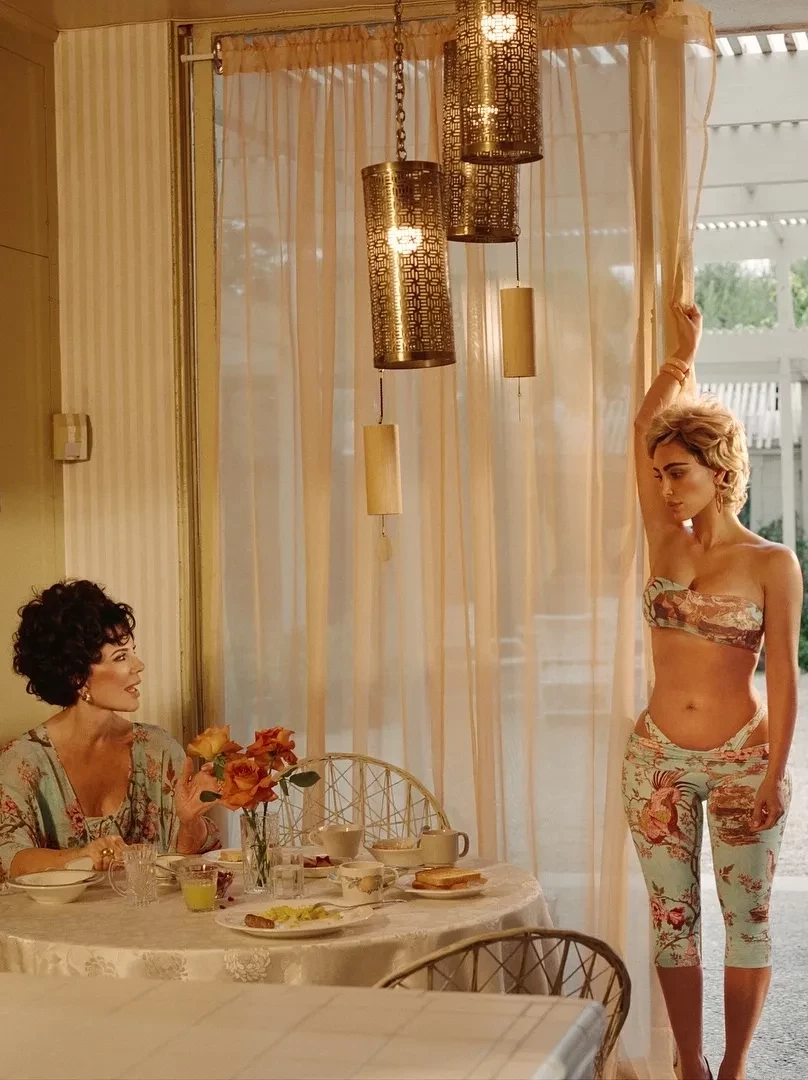 "Лихорадочный сон из 70-х". Ким Кардашьян снялась в новом кампейне своего бренда вместе с мамой Крис Дженнер