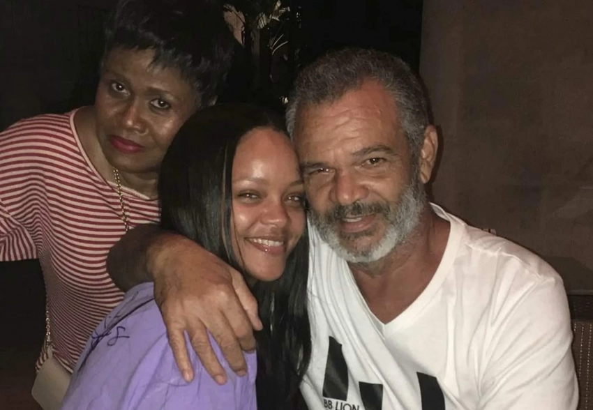 Умер отец Рианны, с которым певица была в сложных отношениях