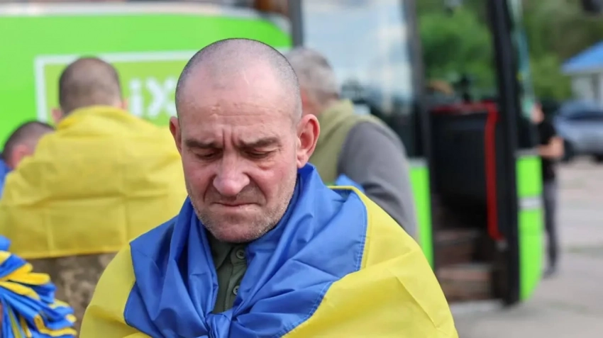 Всмотримся в эти лица - нам, что, их пожалеть?