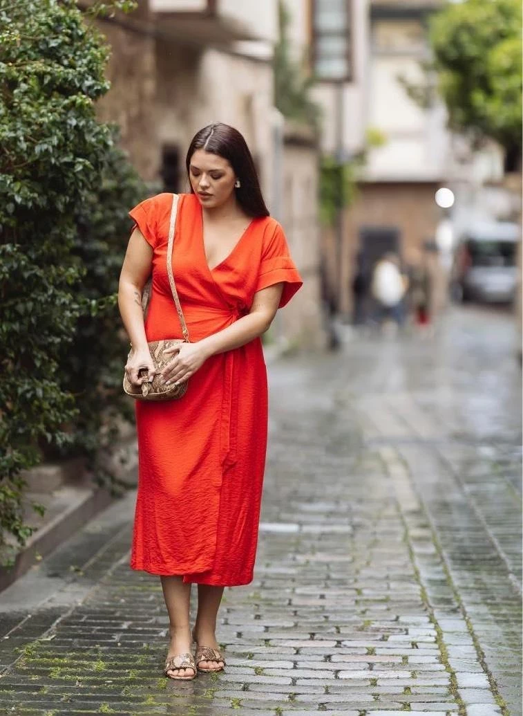 Какие модели платьев идеально садятся по фигуре женщин plus-size