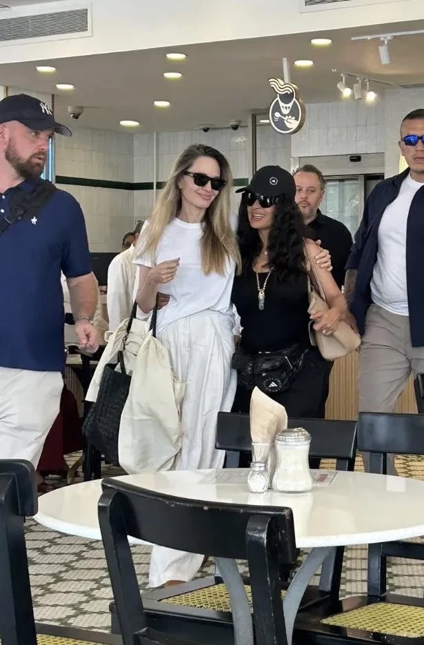 Анджелина Джоли и Сальма Хайек вместе отдыхают в Мексике: видео