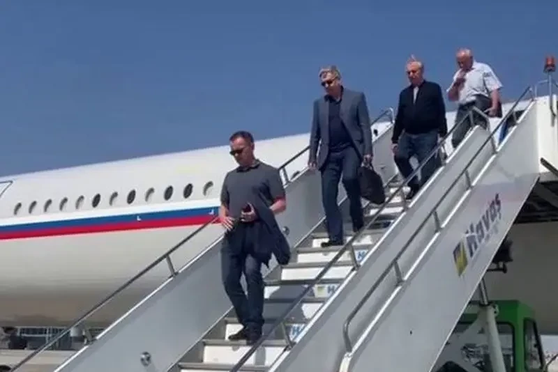 Во дворце Чириган в Стамбуле начались переговоры глав делегаций Владимира Мединского и Рустема Умерова