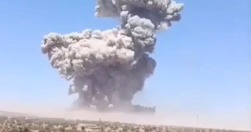 Появились кадры мощного взрыва после израильского удара по крупнейшему в Сирии складу боеприпасов