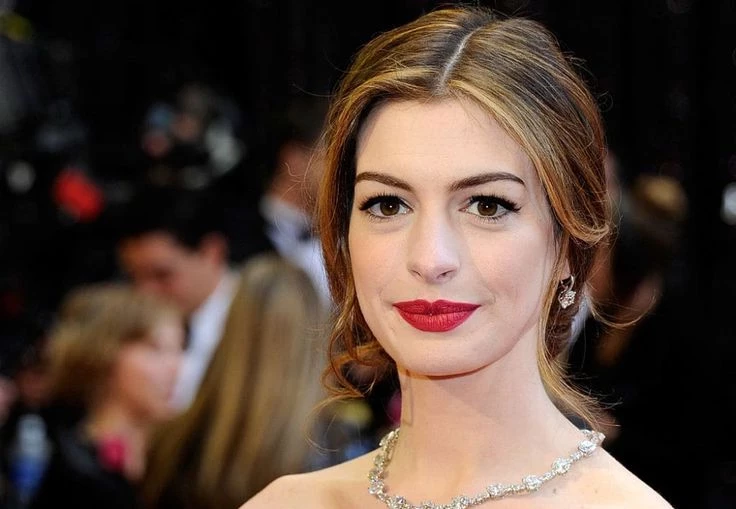 Секрет эффекта красной помады: почему этот оттенок на губах сводит мужчин с ума