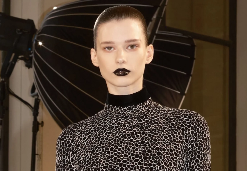 Российская модель Сандра Мюррей вышла на подиум на кутюрном показе Schiaparelli