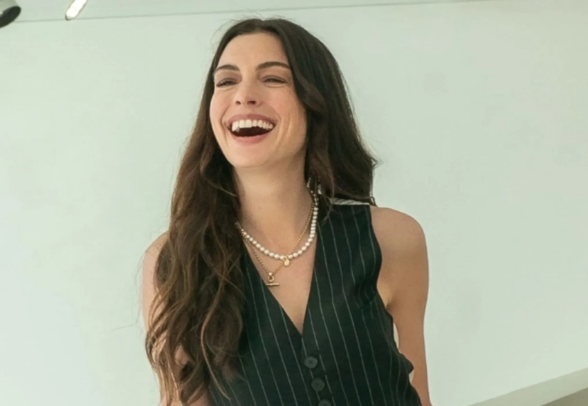 Энн Хэтэуэй показала первый кадр со съёмок сиквела фильма "Дьявол носит Prada"