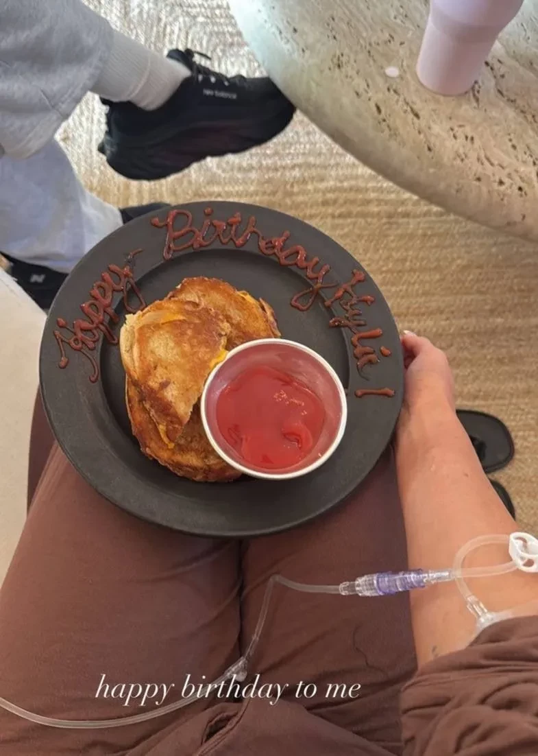 Кайли Дженнер отметила 28-й день рождения с Хейли и Джастином Бибером, сестрой Кендалл и детьми, но без Тимоти Шаламе