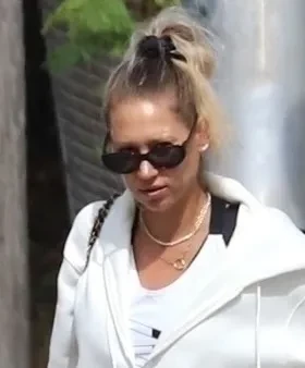 Редкий выход: Анну Курникову засняли с тремя детьми от Энрике Иглесиаса