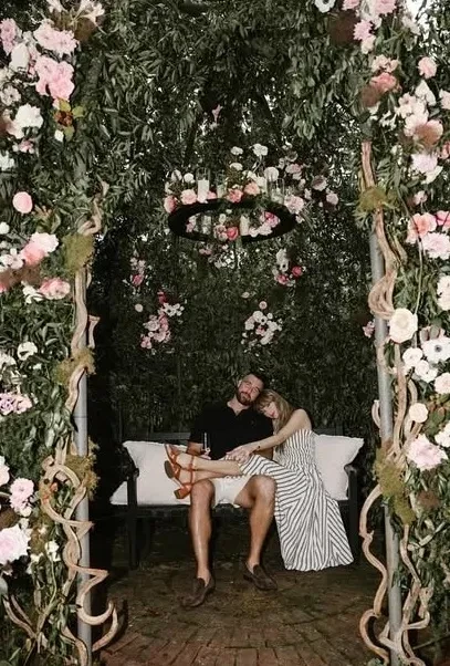 "Редкая штука". В сети обсуждают "винтажное" помолвочное кольцо Тейлор Свифт за 1 млн долларов