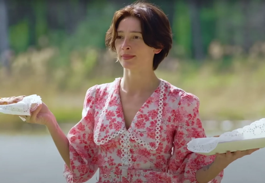 Навоз, трактор и гендер-пати для коровы: вышла первая серия шоу Насти Ивлеевой о жизни в деревне