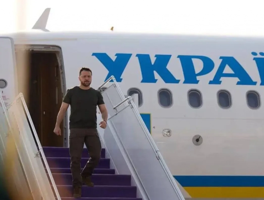 Снова в футболке: Зеленский прибыл в США на встречу с Трампом