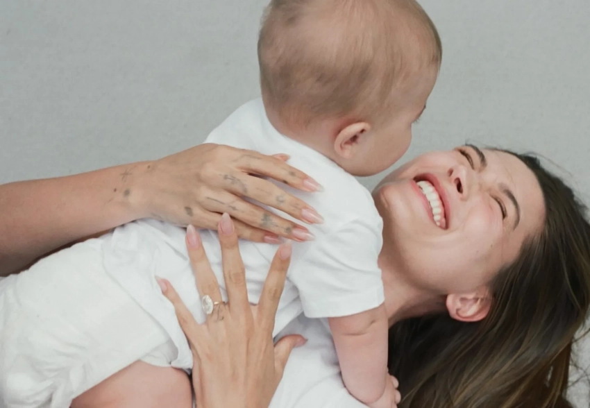 Хейли Бибер показала редкие фото с сыном по случаю его дня рождения