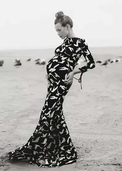 Светлана Устинова подтвердила, что у неё родилась дочь, и показала редкое фото с ней