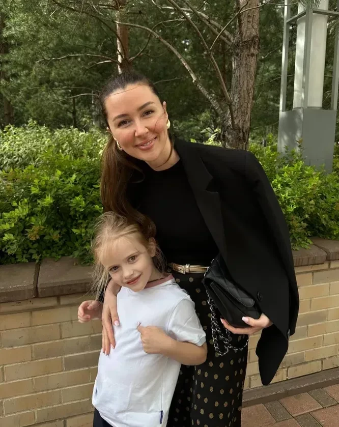 Фото с детьми и из школьного детства: как Татьяна Навка, Олег Меньшиков, Кристина Асмус, Юлия Барановская и Виктория Лопырёва отметили 1 сентября