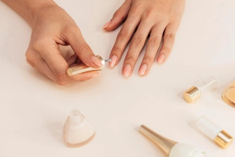 Подборка нюдового маникюра «богатой девушки» на осень 2025 года