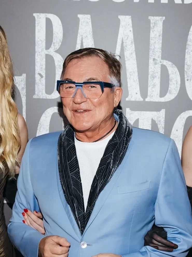 Алеся Кафельникова, Михаил Шуфутинский, Владимир Познер и Наташа Королёва с Тарзаном на премьере мюзикла "Вальс-бостон"