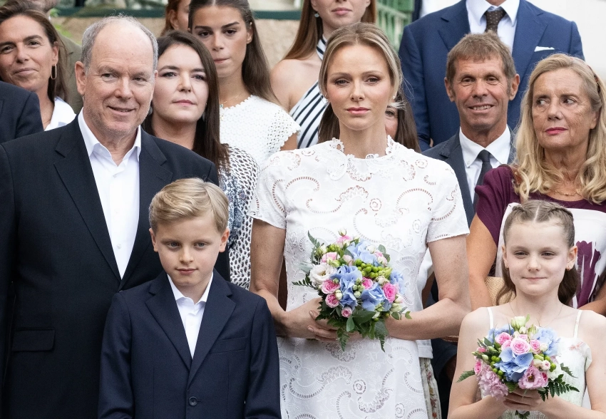 Княгиня Шарлен и Альбер II с детьми посетили пикник по случаю окончания лета