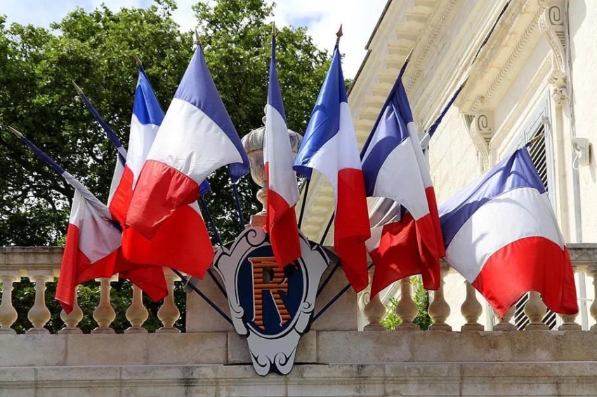 Отставка правительства Франции толкает Макрона к отставке 